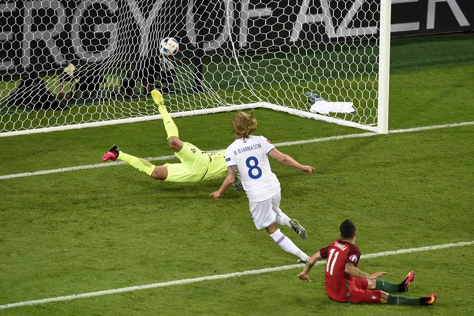 Island si v poslední minutě zajistil postup do osmifinále